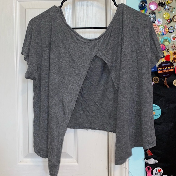 gray t shirt open back - Picture 2 of 2
